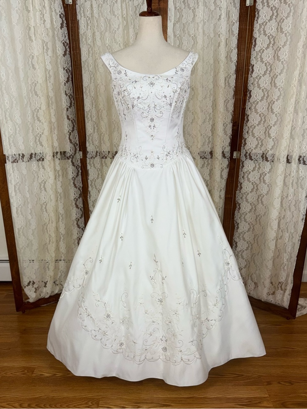 Stunning Vintage 90s Mary’s Bridal Embroidered Corset Wedding Gown